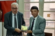 Nguyen Ngoc Ha (derecha), subeditor en jefe de la Revista Comunista, y el secretario general del Partido Comunista Egipcio, Salah Adly (Fotografía: VNA)