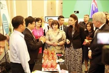 La primera ministra neozelandesa, Jacinda Ardern, visita los pabellones en la cita (Fotografía: VNA)