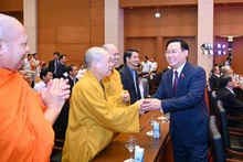 Líder legislador vietnamita se reúne con diputados de minorías étnicas y dignatarios religiosos