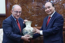 El presidente vietnamita, Nguyen Xuan Phuc, y Kambiz Ghawami, presidente de la organización de Servicio Universitario Mundial de Alemania (Fotografía: VNA)