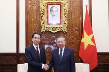 El secretario general del Partido Comunista y presidente de Vietnam, To Lam, recibe en Hanói al nombrado embajador chino, He Wei. (Foto: VNA)