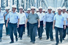 El primer ministro Pham Minh Chinh examina la construcción de la Terminal T3 del Aeropuerto Internacional de Tan Son Nhat en Ciudad Ho Chi Minh el 10 de agosto. 