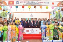Los delegados asistentes al tercer Festival de Vietnam en la ciudad de Sapporo, Hokkaido, Japón, toman fotografías de recuerdo. (Foto: baoquocte.vn)