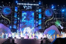 Un espectáculo en el Festival de langostas de Cam Ranh 2024. (Foto: VNA)