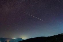 Un meteoro de las Perseidas visto en el cielo nocturno en Haputale, Sri Lanka, el 4 de agosto de 2024. (Foto: space.com)