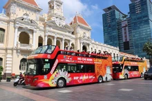 Los turistas se unen a un recorrido por la urbe en Ciudad Ho Chi Minh (Foto: VNA)