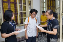 Estudiantes de Hanói realizan trámites de examen para ingreso al décimo grado del bachillerato