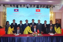 Autoridades de Quang Tri, Savannakhet y Salavan firman acuerdo de cooperación. (Fotografía: VNA)