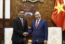 El presidente de Vietnam, Nguyen Xuan Phuc (derecha), recibe al embajador esrilanqués, Prasanna Gamage (Fotografía: VNA)