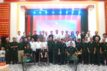 La delegación de la Asociación de Periodistas de Vietnam y miembros del Centro de Enfermería para Inválidos de Guerra de Nghe An.