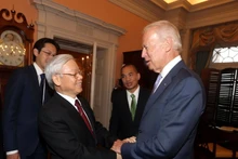 El secretario general del PCV, Nguyen Phu Trong, y el entonces vicepresidente estadounidense, Joe Biden, durante su visita oficial a Washington en 2015. (Fotografía: VNA)