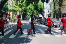 Banda del Ejército del Reino Unido en calles de Hanói