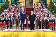 El secretario general del Partido Comunista de Vietnam, Nguyen Phu Trong, y el presidente de Estados Unidos, Joe Biden, en la ceremonia de bienvenida. (Fotografía: VNA)