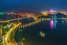 Bahía Cua Luc de la provincia de Quang Ninh de noche. (Fotografía: baoquangninh.vn)