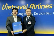 El director general de Vietravel Airlines, Nguyen Minh Hai, y el representante de la delegación de Japón (Foto: VNA)
