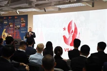 Anthony Lam, vicepresidente ejecutivo de la Federación de Industrias de Hong Kong, interviene en una fiesta de estudiantes vietnamitas en el territorio. (Foto: VNA)