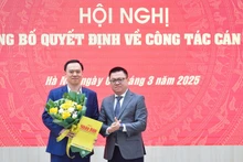 Quoc Minh entrega la decisión a Ngo Viet Anh, director del Centro de Desarrollo de Medios.