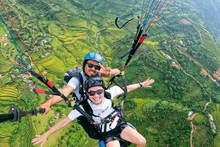 Disfrutar de la vista panorámica de las olas de arroz en los campos en terrazas desde Khau Pha Pass siempre genera una gran emoción para los parapentistas (Fotografía: VNA)