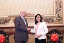 La vicepresidenta del Comité Popular de Ciudad Ho Chi Minh, Phan Thi Thang recibe al ministro del Comercio Exterior y la Inversión Extranjera de Cuba, Rodrigo Malmierca Díaz. (Fotografía: VNA)