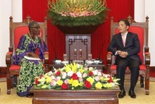 El jefe de la Comisión de Asuntos Económicos del Comité Central del Partido Comunista de Vietnam, Tran Tuan Anh, recibe a la subdirectora general del FMI, Antoinette Sayeh. (Fotografía: VNA)