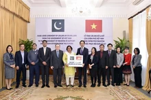 La entrega de 100 mil dólares a Pakistán (Fotografía: VNA)