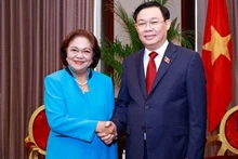El titular de la Asamblea Nacional de Vietnam, Vuong Dinh Hue recibe a Agnes Devanadera, presidenta de la corporación de desarrollo de la Zona económica especial Clark. (Fotografía: VNA)