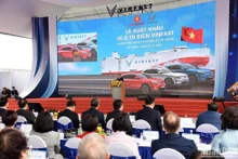 [Foto] Premier asiste a un acto para exportar primeros vehículos electrónicos vietnamitas al mundo