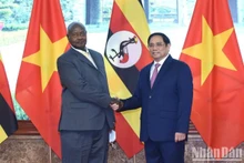 El primer ministro de Vietnam, Pham Minh Chinh (derecha), recibe al presidente de Uganda, Yoweri Kaguta Museveni. (Fotografía: Nhan Dan)