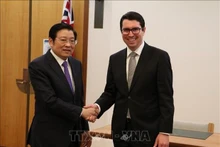 El miembro del Buró Político y jefe de la Comisión de Asuntos Internos del Comité Central del Partido Comunista de Vietnam, Phan Dinh Trac, y el ministro y asesor del primer ministro australiano, Patrick Gorman (Fotografía: VNA)
