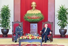 El secretario general del PCV, Nguyen Phu Trong, se reúne con Yoweri Kaguta Museveni, presidente ugandés.