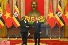 El presidente de Vietnam, Nguyen Xuan Phuc, y su homólogo ugandés, Yoweri Kaguta Museveni, en la recepción ceremonial.