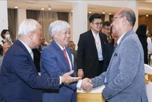 El presidente del Frente de la Patria de Vietnam, Do Van Chien, saluda a los representantes del CMP. (Fotografía: VNA)