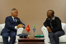 El viceministro de Industria y Comercio de Vietnam, Tran Quoc Khanh, y la viceministra de Comercio, Industria y Competencia de Sudáfrica, Nomalungelo Gina, intercambian antes de la reunión. (Fotografía: VNA)