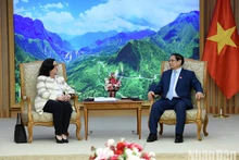 El primer ministro de Vietnam, Pham Minh Chinh, recibe a Manuela V. Ferro, vicepresidenta del BM. 