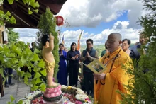 Celebran Día de Vesak en Monasterio Zen de Truc Lam en Francia. (Foto: VNA)