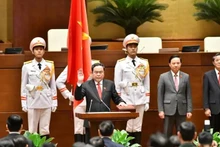 El presidente de la Asamblea Nacional de Vietnam, Tran Thanh Man, presta juramento. 