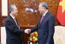 El presidente de Vietnam, To Lam, y embajador chino acreditado en Vietnam, Xiong Bo. (Foto: VNA)