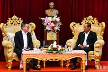 El secretario del Partido y gobernador de Luang Prabang, Khamkhan Chanthavisuk, recibe a Le Quoc Minh, presidente-editor del periódico Nhan Dan.