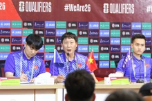 El entrenador de la selección de fútbol masculina vietnamita Kim Sang-sik, en la centro. (Foto: VFF)