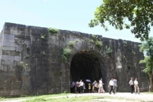 Los turistas visitan la puerta de piedra en el norte de la ciudadela de la dinastía Ho. (Foto: VNA)