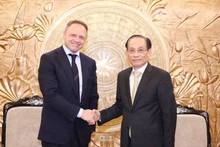 El secretario del Comité Central del Partido Comunista de Vietnam y jefe de su Comisión de Relaciones Exteriores, Le Hoai Trung, recibe al miembro del Buró Político del Partido Hermanos de Italia y ministro de Agricultura, Soberanía Alimentaria y Bosques de ese país, Francesco Lollobrigida. (Foto: VNA)