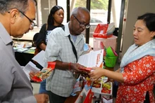 Empresa vietnamita presenta sus productos a los consumidores en un evento comercial. (Foto: VNA)