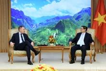 El primer ministro de Vietnam, Pham Minh Chinh, recibe al ministro italiano de Agricultura, Soberanía Alimentaria y Bosques, Francesco Lollobrigida. 
