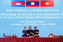 Los ministros de Planificación e Inversiones de Laos, Khamjane Vongphosi y de Vietnam, Nguyen Chi Dung, y el titular camboyano de Comercio, Cham Nimul. (Foto: VNA)