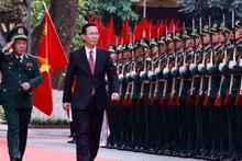 El presidente Vo Van Thuong revisa la guardia de honor.