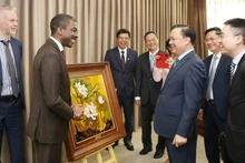 El secretario del Comité del Partido Comunista de Vietnam en Hanói, Dinh Tien Dung, recibe al Lazarre Eloundou, director del Centro del Patrimonio Mundial.
