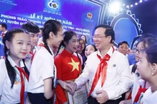 El presidente vietnamita, Vo Van Thuong, felicita a niños destacados en movimiento "Mil Buenas Acciones" (Fotografía: VNA)