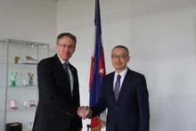 El embajador de Vietnam en Alemania, Vu Quang Minh, y el primer ministro del estado alemán de Schleswig-Holstein, Daniel Günther.(Fotografía: VNA)