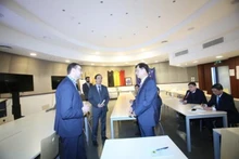El viceministro de Seguridad Pública, teniente general Nguyen Duy Ngoc y el jefe del Departamento General belga a cargo de asuntos de identidad y ciudadanía, Philippe Moreau (Fotografía: cand.vn)