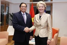 El primer ministro vietnamita, Pham Minh Chinh, y la presidenta de la Comisión Europea, Ursula von der Leyen (Fotografía: VNA)
